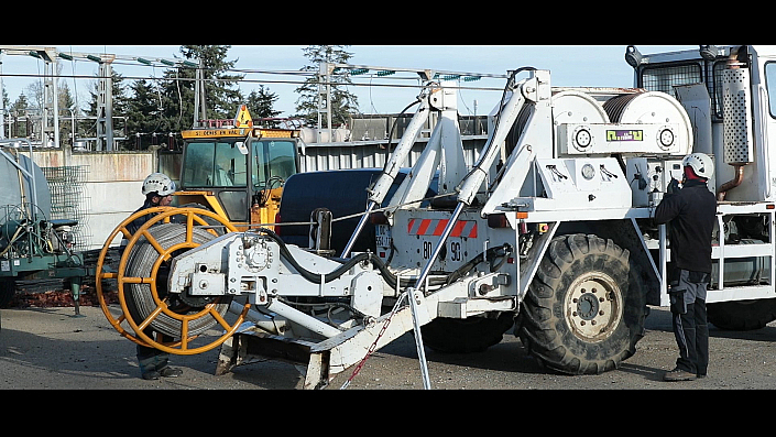 Omexom / Enedis  Nous avons suivi en vidéo ce chantier de suppression d'une ligne haute tension par l'entreprise Omexom pour le compte d'EDF